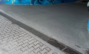 Ďalšia krádež v Žiline. Kovové mreže do zberu odniesť nestihli, trojicu chytili mestskí policajti