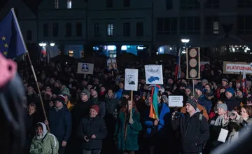 Žilina pokračuje v protestoch. Z pódia sa prihovára Šimečkova partnerka Soňa a ďalší rečníci