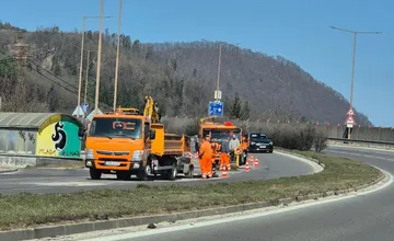 FOTO: V Budatíne opravujú nebezpečné diery na ceste. Hlavný ťah je obmedzený
