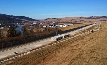 VIDEO: Takto napreduje výstavba oravskej R3. Celá cesta sa asfaltuje