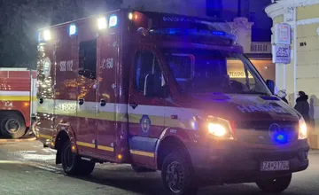 Žena pri Žiline prestala dýchať, nemohli ju preniesť po úzkych schodoch. Hasiči využili plošinu