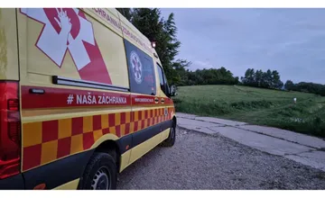 Pri rannej zrážke troch áut pri Bytči sa zranila 20-ročná žena. Previezli ju do nemocnice