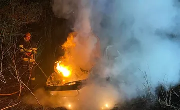 FOTO: Nočný požiar auta v poli na Orave rieši polícia. Zapálil ho niekto úmyselne?