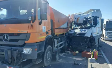 Na rýchlostnej ceste v Turci sa zrazili nákladné autá, zranení sú dvaja ľudia