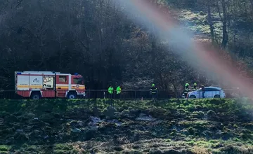 Hasiči majú plné ruky práce. Na Liptove spadol na auto strom, na Orave horí lúka