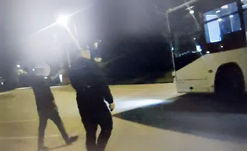 Z autobusu vypadol rovno do priekopy. Opitý muž vystúpil v Ružomberku, domov to mal ďaleko