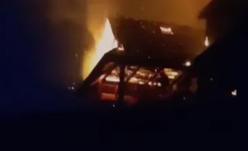 FOTO: Rodina z Oravy prišla o strechu nad hlavou, dom skončil celý v plameňoch. S požiarom bojujú hasiči