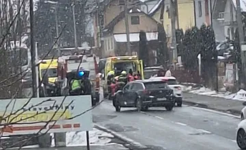 Pri vážnej nehode na Orave zasahujú všetky zložky, hlavný ťah ostal neprejazdný