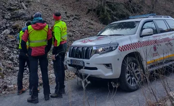 Priatelia sa rozdelili v turčianskych horách, jeden zmizol. Záchranárom pomohlo zdieľanie polohy s rodinou