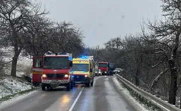 Na hlavnom ťahu na Rajec sa stala nehoda. Na mieste sú zranení, zasahujú hasiči aj záchranári