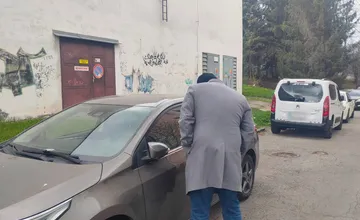 Podozrivé osoby v Žiline nazerajú do áut. Ako rozpoznať zlodeja od mestského kontrolóra?