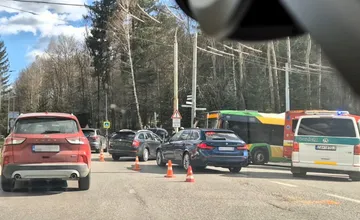 Premávku na Ulici vysokoškolákov paralyzuje nehoda. Zrazili sa dve osobné autá a trolejbus