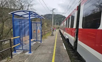 Ružomberčania sa po rokoch v daždi sa dočkali prístrešku na zastávke. Nepozdáva sa im cena