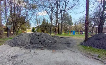 VIDEO: Cestu v Žiline blokuje hlina, ľudia jazdia po tráve. Majiteľ pozemkov vyhral súd s mestom