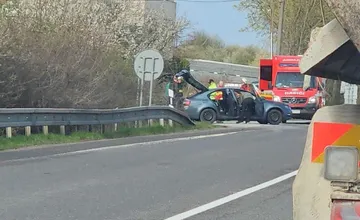 Dopravná nehoda pod Strečnom obmedzila premávku, rátajte s dlhými kolónami