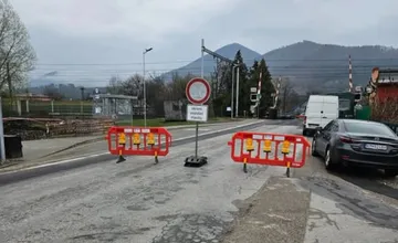 Pri Žiline na víkend uzavreli železničné priecestie, vymieňajú tam koľajnice