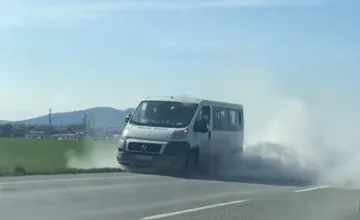 Na ceste I/18 pri Sconte stojí pokazený minibus, šíri sa za ním hustý biely dym (VIDEO)