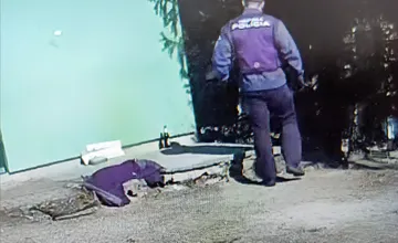 Muž na verejnosti močil a popíjal alkohol. Aj takéto prípady riešia ružomberskí policajti