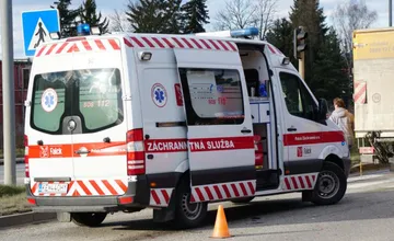 Vodičovi na Kysuciach vbehol do cesty maloletý chlapec. Šofér nedobrzdil, dieťa je v nemocnici