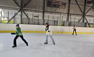 Korčuľovanie na ľade aj v lete? Mesto Rajec kúpilo umelé klzisko za viac ako 100-tisíc eur