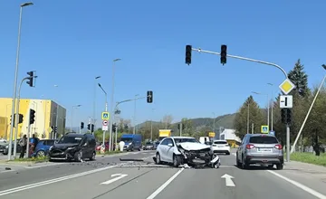 Pri predajni Sconto sa zrazili osobné autá. Na ceste ležia kusy karosérie, spomaľte
