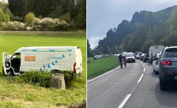 Nehoda za Žilinou ovplyvňuje dopravu aj priamo v meste. Dodávka skončila mimo cesty