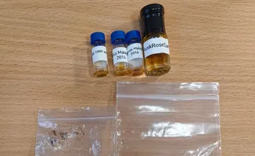 Úlomky chráneného stromu aj vzácne afrodiziakum. Žilinskí colníci zaistili netradičnú zásielku