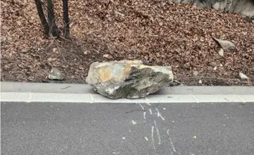 Na cestu pod Strečnom popadali kamene. Blokujú oba jazdné pruhy, pripravte sa na kolóny