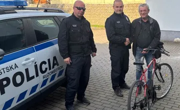Pri čerpacej stanici stál niekoľko dní. Polícia našla majiteľa strateného bicykla
