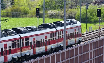 Rušňovodič prešiel cez stanicu „na červenú“. Zastavil tým vlakovú dopravu na Kysuciach