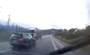VIDEO: Extrémne nebezpečné obiehanie na Orave. Poliak sa v rýchlosti takmer zrazil s kamiónom