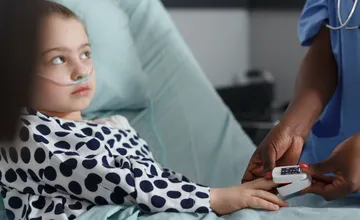 Na kolotoči vo Vrátnej sa zranilo 6-ročné dievčatko. Má sečnú ranu na záhlaví