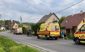 V obci Raková havarovalo auto. Zrámovalo ploty pri rodinných domoch, dvaja muži sú zranení