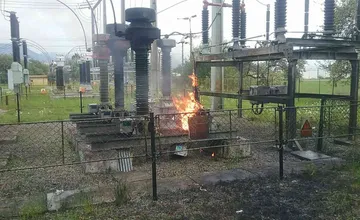 Trafostanica explodovala priamo vedľa hasičskej stanice. Požiar na Liptove dostali rýchlo pod kontrolu