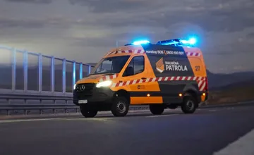 Diaľničná patrola príde na pomoc rýchlejšie. Vďaka modrým majákom má po novom právo prednostnej jazdy