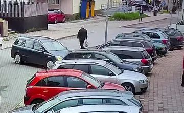 Šofér nabúral do parkujúceho auta, z miesta ušiel. Videli ho kamery aj svedkovia