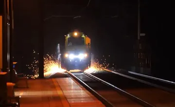 VIDEO: Na železnici pri Žiline jazdil Hrochostroj. Koľajnice nabrúsil až po hranicu s Českom