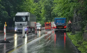 Pod Strečnom sa zrazili dva kamióny, kolóny v oboch smeroch upchali celú cestu
