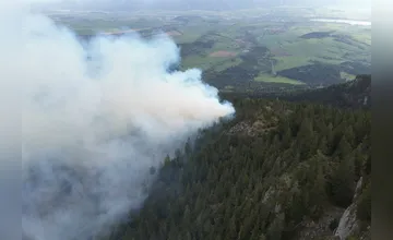 Nedostupný les na Liptove hasia skoro dva týždne. Vodu musia nosiť na chrbtoch