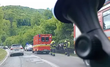 VIDEO: Pri Rajeckých Tepliciach nabúralo auto do stromu, leží prevrátené pri ceste. Zdržíte sa
