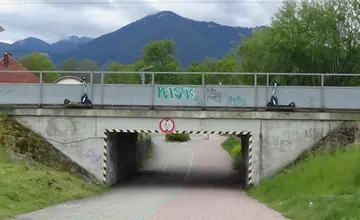 Na železničný most na Liptove niekto umiestnil zdieľané kolobežky. Objavili sa tam postupne