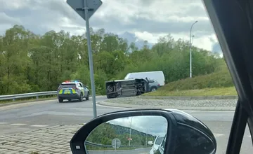 Na kruhovom objazde v Námestove došlo k nehode, auto leží prevrátené na boku (VIDEO)