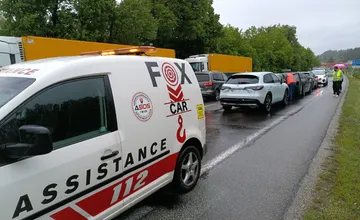 Hromadná nehoda zablokovala hlavný ťah na Kysuce. Zrazili sa štyri autá