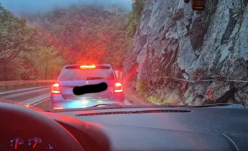 Cestu pod Strečnom ráno zablokovalo auto. Obojsmerné kolóny pretrvávajú