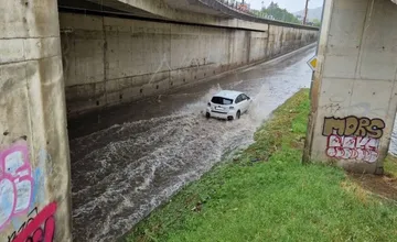 Na Žilinský kraj udrú búrky, voda môže zaplaviť cesty a podchody. Očakávajú sa aj krúpy