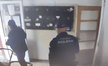 Muž bez domova na návšteve vykonal potrebu na chodbe. Vykázali ho mestskí policajti