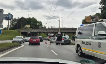 Na dôležitej križovatke v Žiline sa zrazili autá, smer na Nemocničnú je blokovaný