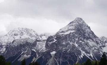Vo švajčiarskych Alpách sa našli telá piatich lyžiarov, horolezci tam najprv objavili opustené lyže