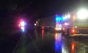 Pri nočnej nehode pod Strečnom sa zranili traja dospelí a jedno dieťa, cesta bola uzavretá