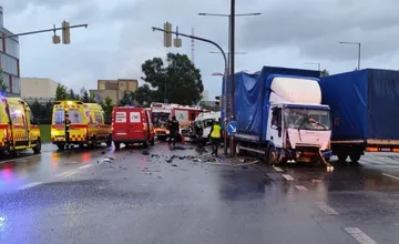 Tragické ráno na Liptove: Pri zrážke nákladných vozidiel vyhasli dva životy (FOTO)